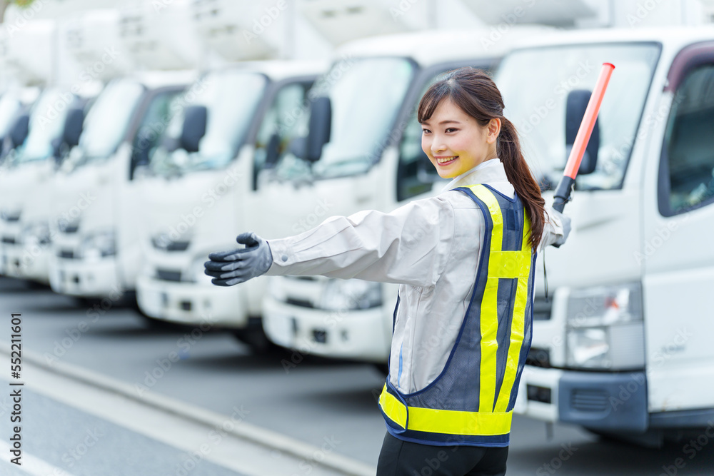 交通整理をする女性の警備員