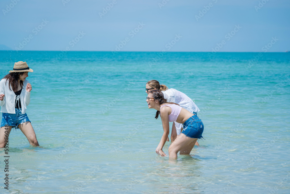 人们在美丽的海滩上度过时光，快乐的女性朋友在假期旅行中享受活动va