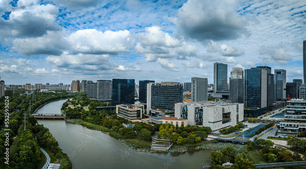 中国浙江省宁波市城市天际线和现代建筑景观鸟瞰图。