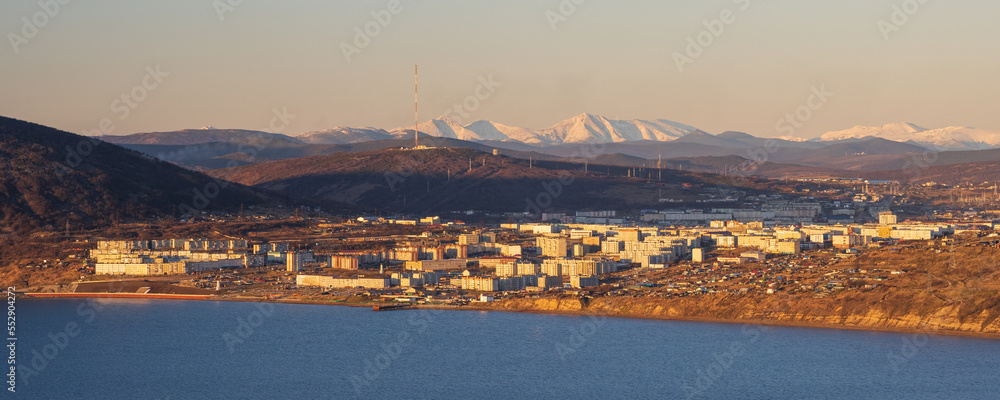 马加丹市全景。海滨港口城市的景色。远处的山脉。