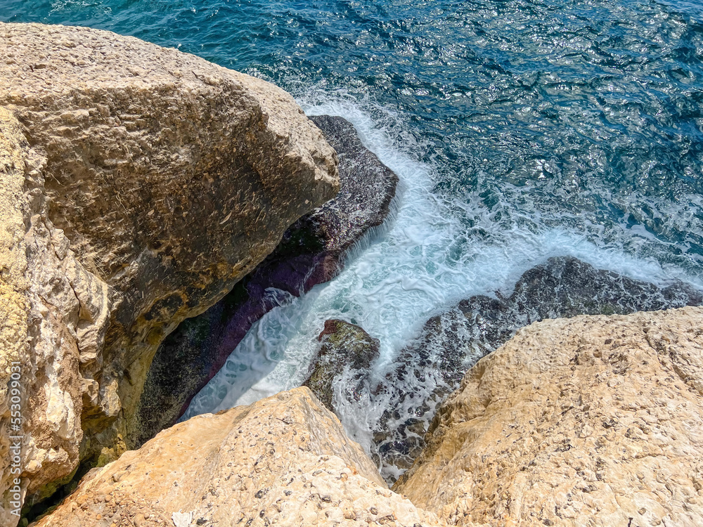 悬崖上的海水美景