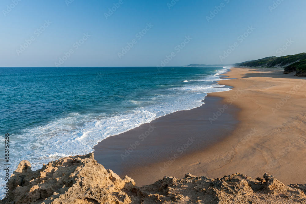 从马普塔兰海岸森林保护区的一部分黑岩向南看。Isimangaliso湿地公园