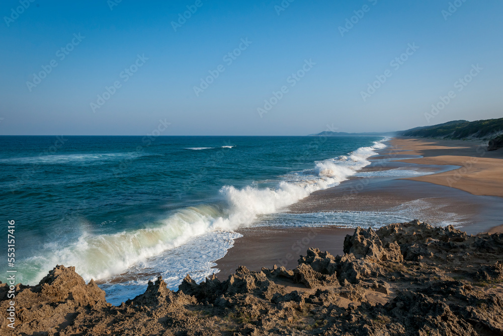 从马普塔兰海岸森林保护区的一部分黑岩向南看。Isimangaliso湿地公园