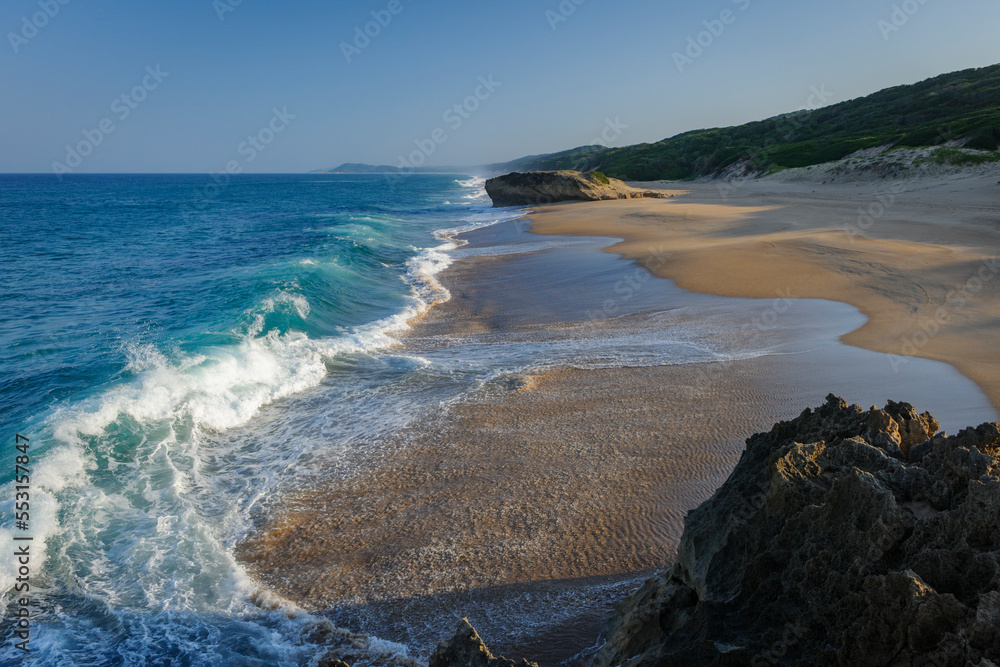 从马普塔兰海岸森林保护区的一部分黑岩向南看。Isimangaliso湿地公园