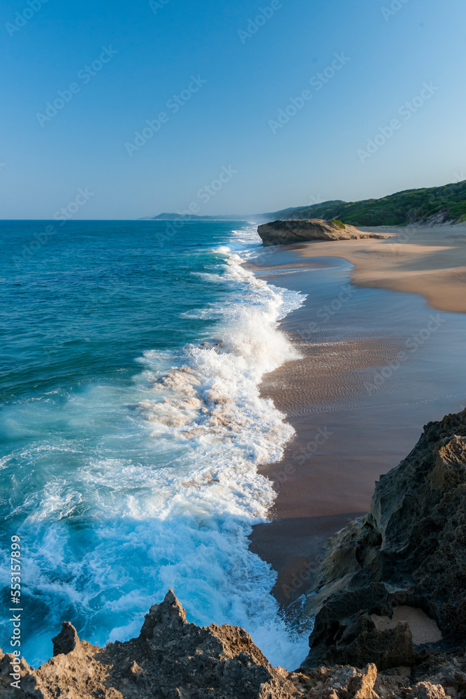 从马普塔兰海岸森林保护区的一部分黑岩向南看。Isimangaliso湿地公园