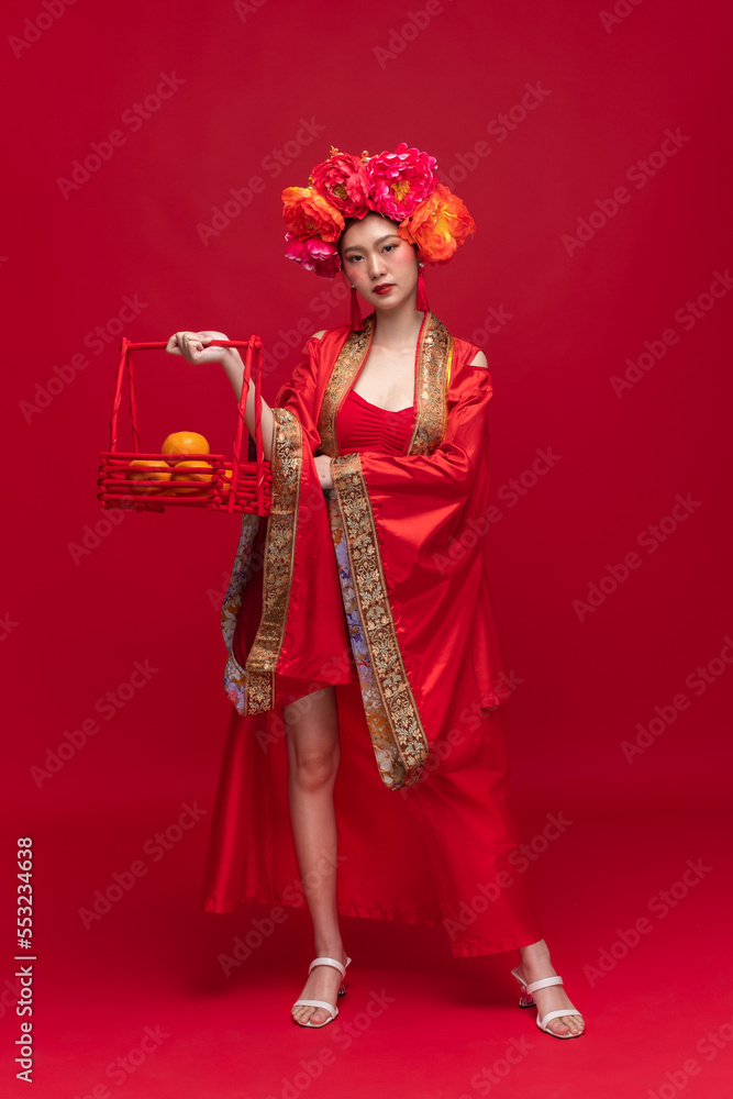 亚洲年轻女性的全身照，穿着时尚的现代qipao-cheonam连衣裙，微笑而飘逸