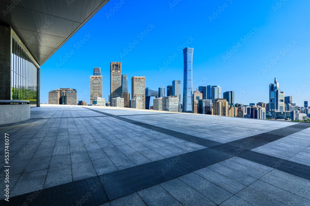 中国北京的全景天际线和空荡荡的方形楼层的现代建筑。