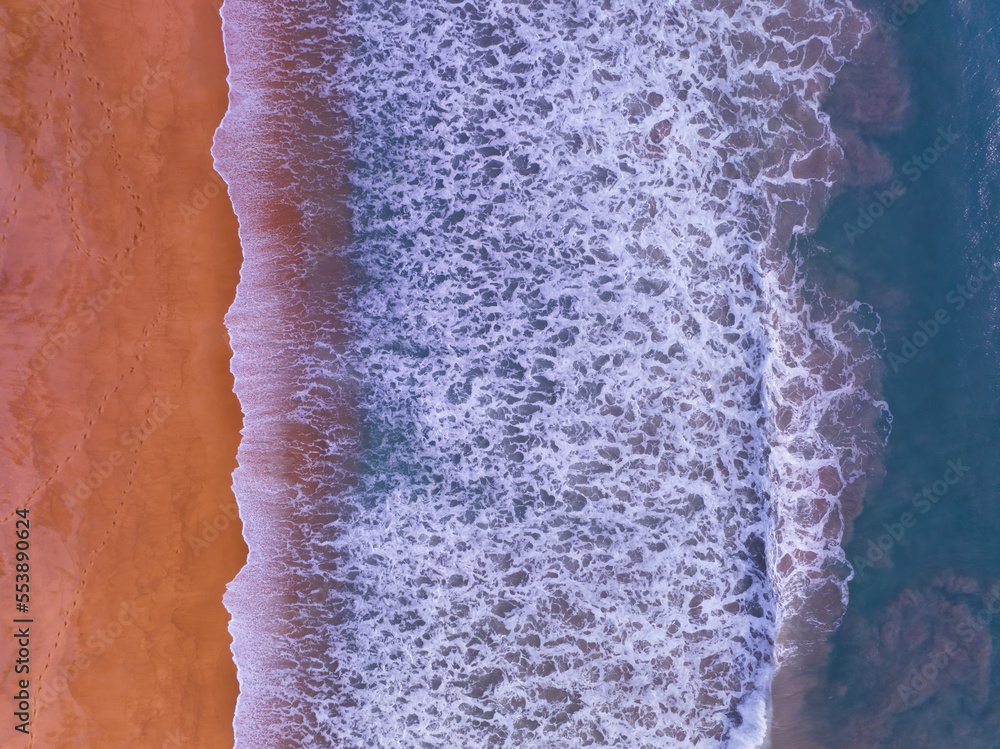 海滩海面俯视图，从上方拍摄于公海，蓝色大海的迷人自然背景