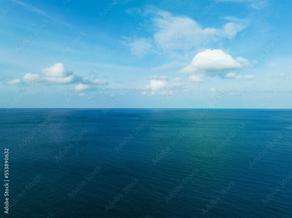 鸟瞰令人惊叹的公海，夏季早晨美丽的海洋，鸟瞰大锅图片