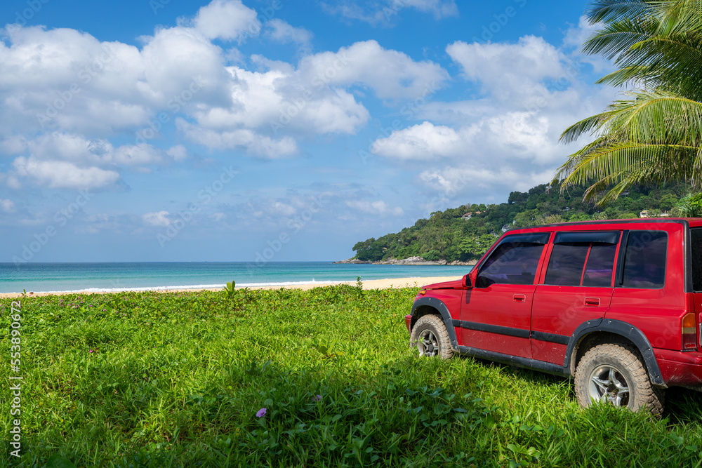 夏季海滩上的红色4x4汽车，热带海景，普吉岛美丽的自然海滩