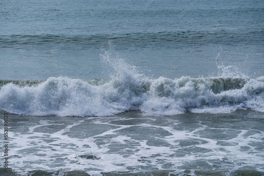 海浪拍打海滩，翻滚的海浪拍打泰国普吉海滩