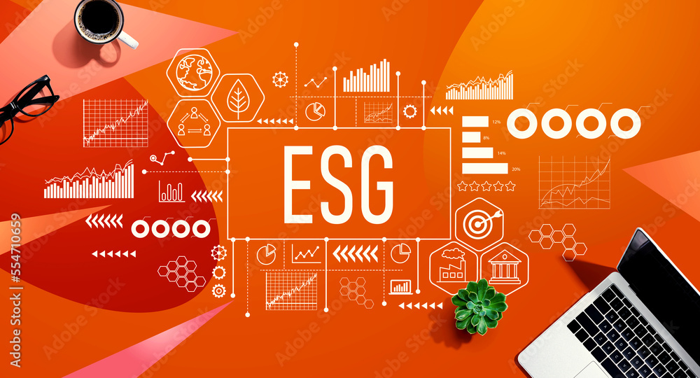 ESG-环境、社会和治理概念，在橙色图案的背面安装笔记本电脑