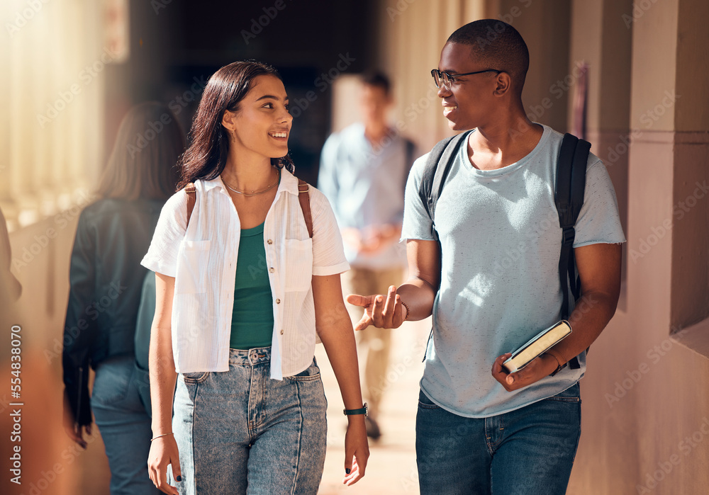 教育、学生和朋友在校园里上大学、学习和交谈、步行去上课