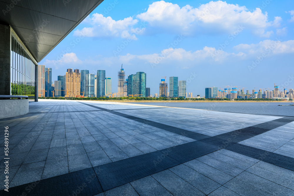 中国浙江省杭州市，空荡荡的楼层和现代建筑的城市天际线。