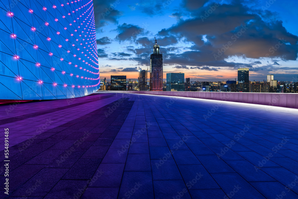 浙江省宁波市空旷的广场层和现代城市天际线，夜晚有建筑