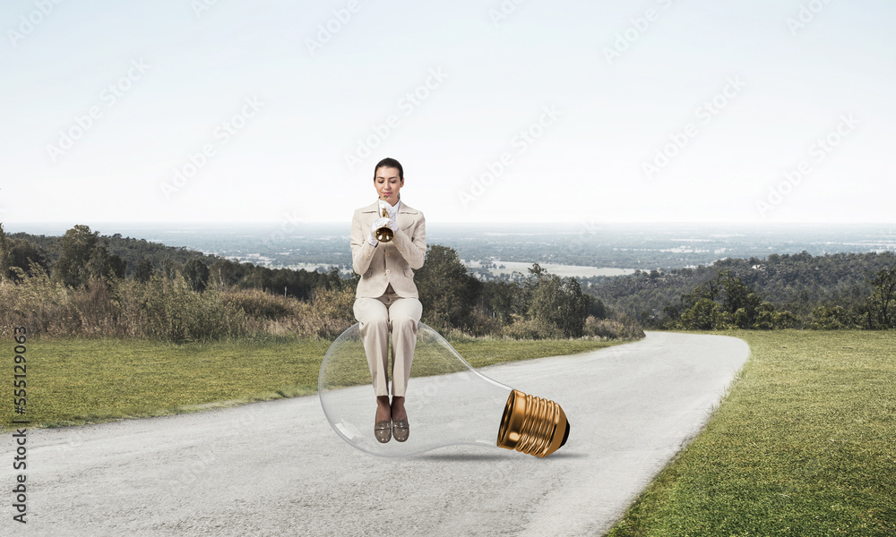 美丽的女人在路上吹小号