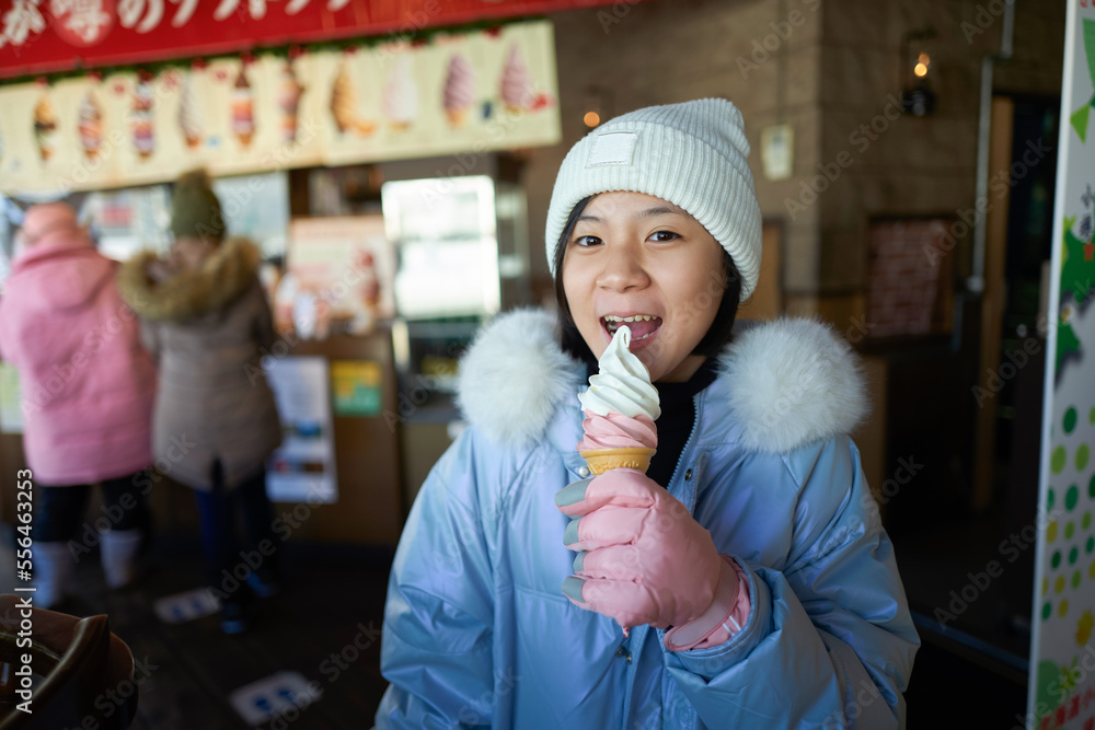 小女孩正在享用北海道著名的冰淇淋