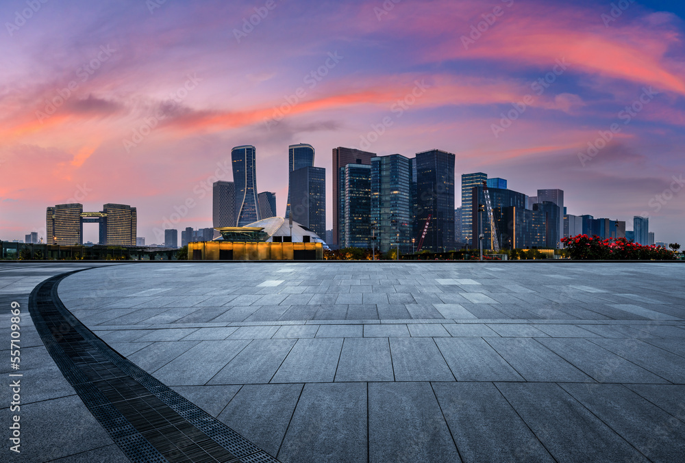 中国杭州，空荡荡的楼层和现代化的城市天际线，日出时的建筑。