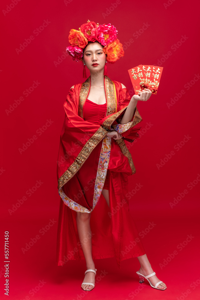 亚洲年轻女性的全身肖像，穿着时尚的现代qipao-cheonam连衣裙微笑着，流动着