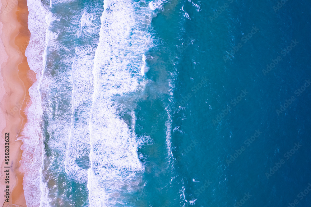 夏季海滩大海和海浪拍打沙滩的鸟瞰图，o的神奇海滩