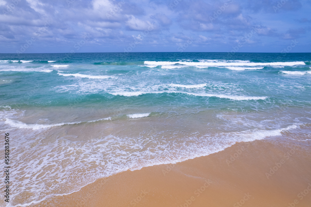 夏季海滩大海和海浪拍打沙滩的鸟瞰图，带o的神奇海滩