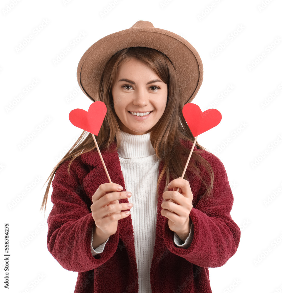 白色背景的情人节戴着纸心帽子的年轻女子