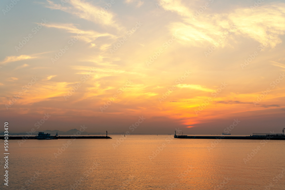 落日余晖下的海湾