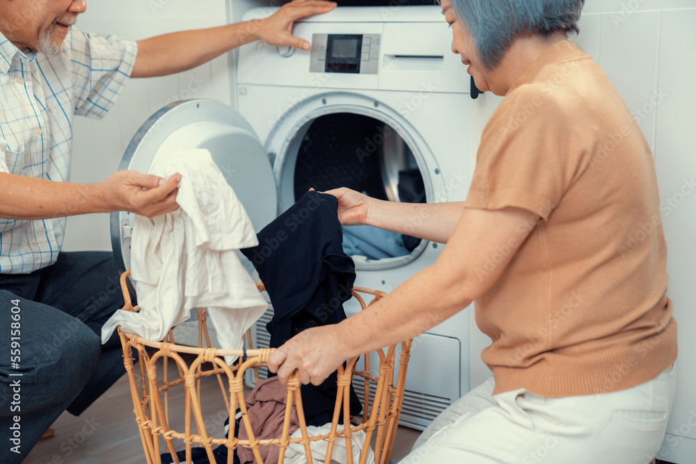 年轻的金发医生女人拿着药片愤怒而疯狂地尖叫沮丧而愤怒，大喊大叫