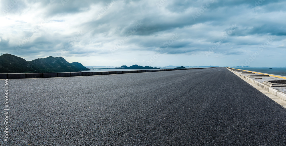 乡村公路和山与海的自然景观