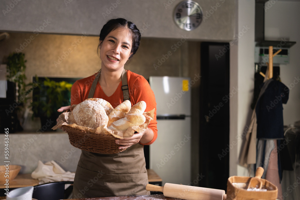 Asian women sell baker online by smartphones share on social media