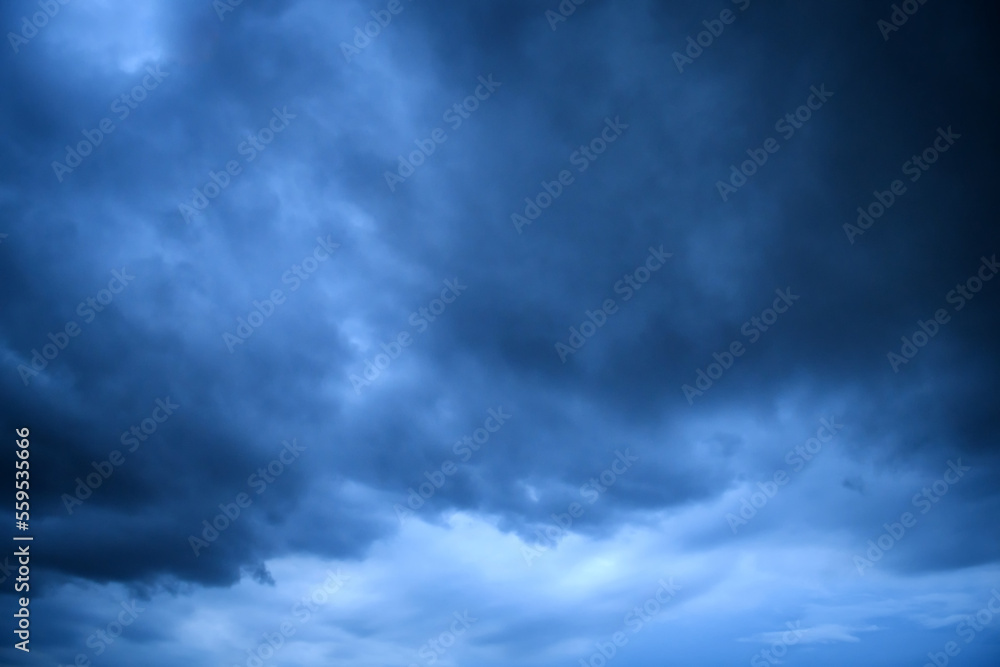 雨天漂浮的风暴云，有自然光。云景，上方阴天