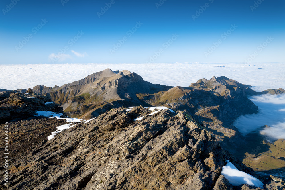 瑞士阿尔卑斯山的山景。山峰。自然景观。山脉和清澈的布鲁