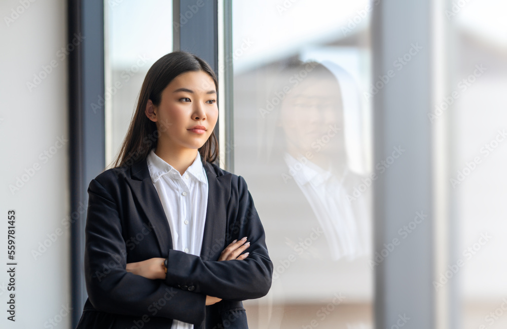 亚洲女人看窗外