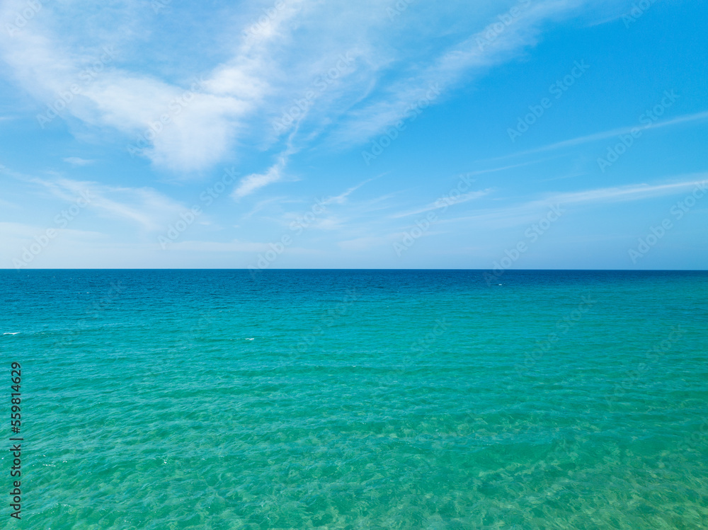 海面鸟瞰图，海浪和水面纹理的鸟瞰图，绿松石海背景