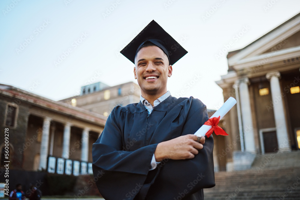 大学，毕业，快乐的人，拿着文凭卷轴站在校园外。教育