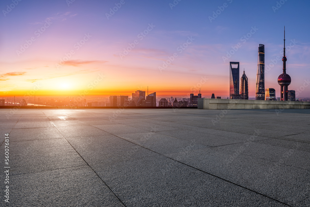 中国上海，日出时，空旷的广场层和城市天际线与现代建筑。