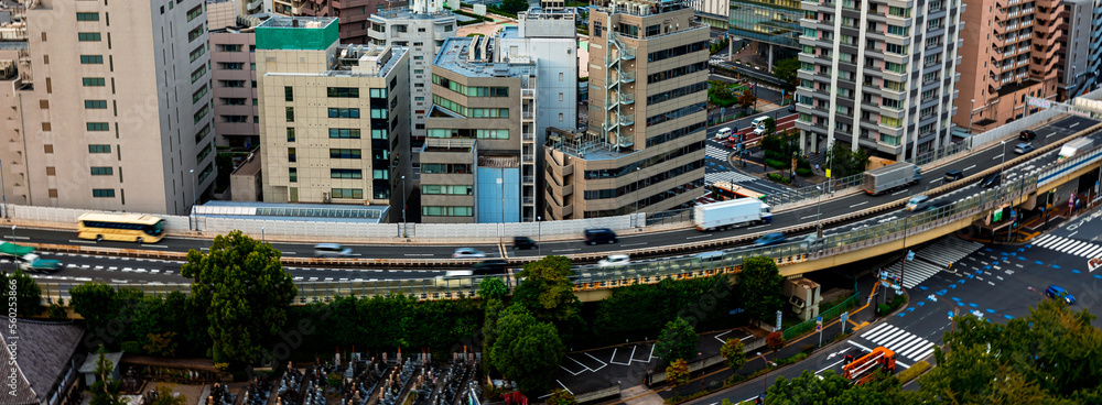 日本东京都港区的摩天大楼和高速公路