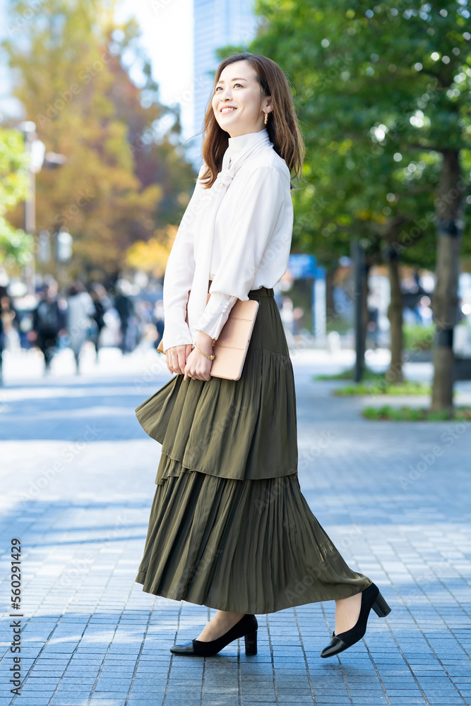 オフィスカジュアルスタイルで通勤する女性