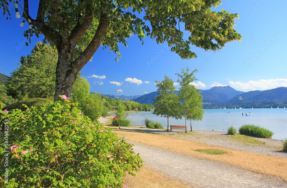 Badestrand in Gmund am Tegernsee, Uferpromenade mit Blick in die Alpen