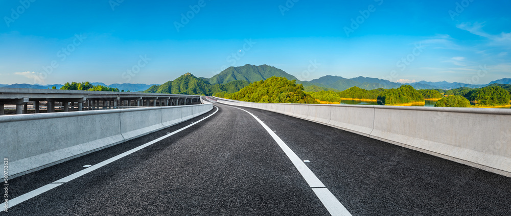 沥青路与青山自然背景