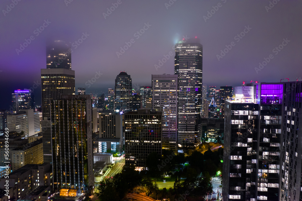 西雅图华盛顿州摩天大楼的夜景。西雅图市中心。