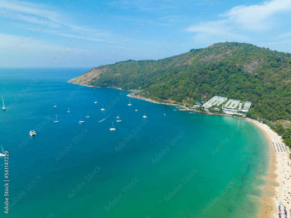 鸟瞰令人惊叹的海滩，旅游者在海滩上放松，夏季美丽的大海