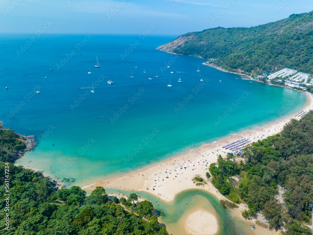 鸟瞰令人惊叹的海滩，游客在海滩上放松，夏季美丽的大海