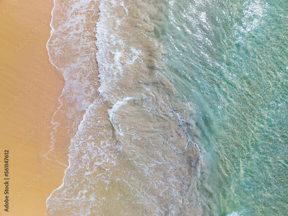 海面鸟瞰图，海浪和水面纹理的鸟瞰图，绿松石海背景