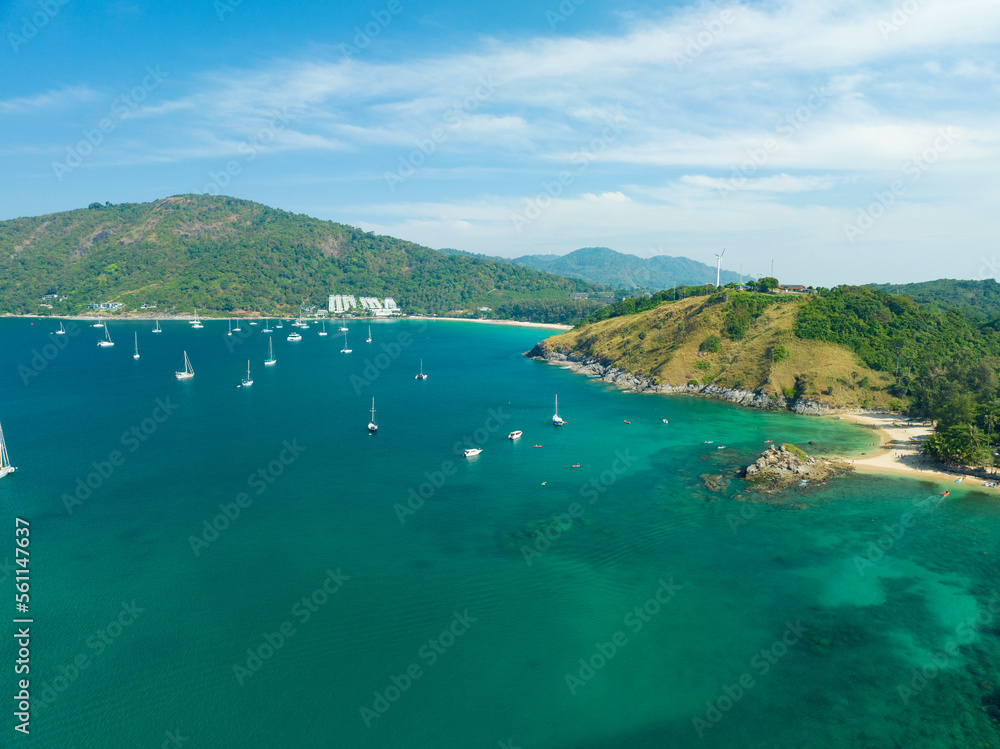 鸟瞰旅游船、海上帆船、夏季美丽大海