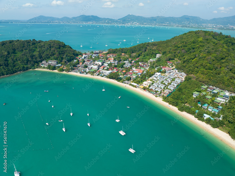 鸟瞰旅行船、海上帆船、夏季美丽大海