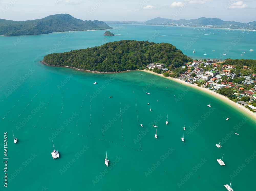 鸟瞰旅游船、海上帆船、夏季美丽大海