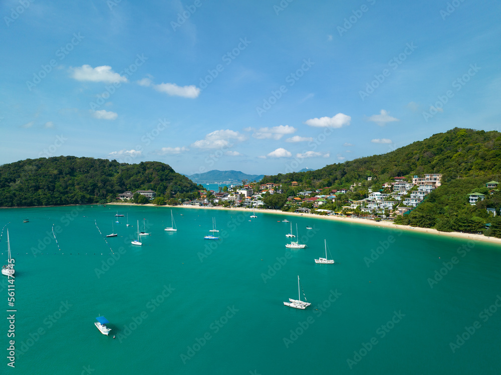 鸟瞰旅游船、海上帆船、夏季美丽大海