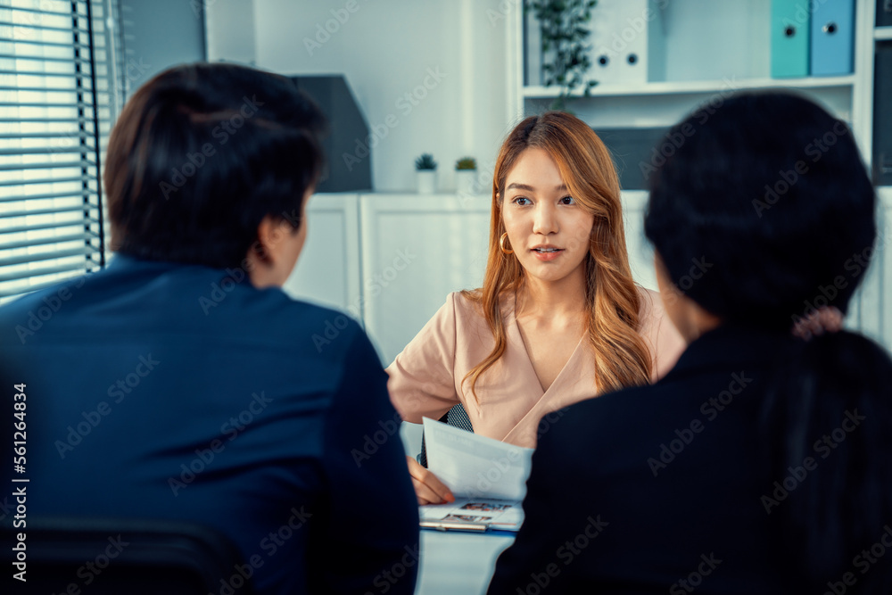 一位年轻的亚洲女性候选人试图通过自己的能力给面试官留下深刻印象。国际合作