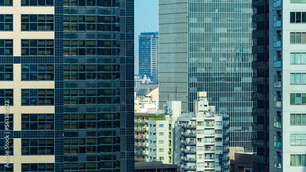 日本东京西新宿城市景观上方的摩天大楼